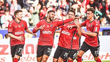 Nach zuvor fünf sieglosen Spielen in Serie gelingt Vincenzo Grifo (vorne) und Kollegen mit dem 5:1-Heimerfolg gegen den FC Augsburg ein wichtiger Schritt in Richtung Klassenerhalt. (Foto: Achim Keller)