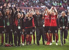 Zum ersten Mal in der Vereinsgeschichte stehen die SC-Frauen im DFB-Pokal-Finale. Das Spiel gegen Wolfsburg geht knapp 0:1 verloren, das Team und mehr als 1000 Fans feiern trotzdem (Foto: Patrick Seeger)