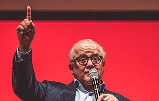 Danke Fritz Keller! Der neue DFB-Präsident wird von den Mitlgiedern mit stehenden Ovationen verabschiedet (Foto: Patrick Seeger)