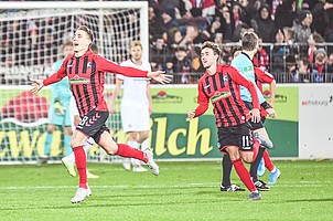 Den Treffer von Nils Petersen (vorne) zum 1:0-Sieg gegen Frankfurt und den besten Saisonstart der Geschichte bejubelt nicht nur Kollege Luca Waldschmidt. (Foto: Achim Keller)