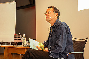 Autor Philip Waechter las zunächst aus seinem Kinderbuch "Toni - und alles nur wegen Renato Flash" vor und zeigte die dazu gehörigen Bilder auf einer Leinwand.